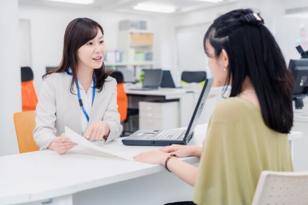 窓口で女性に相談している画像