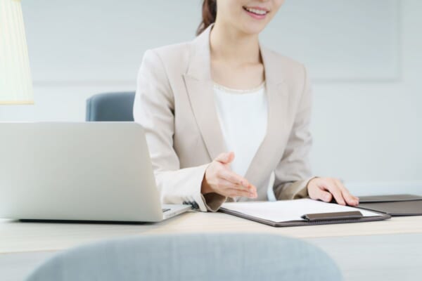 提案している女性のイメージ画像